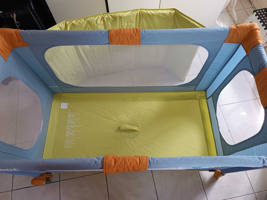 Caminha de bebe com rodas. pratica para levar para passeios