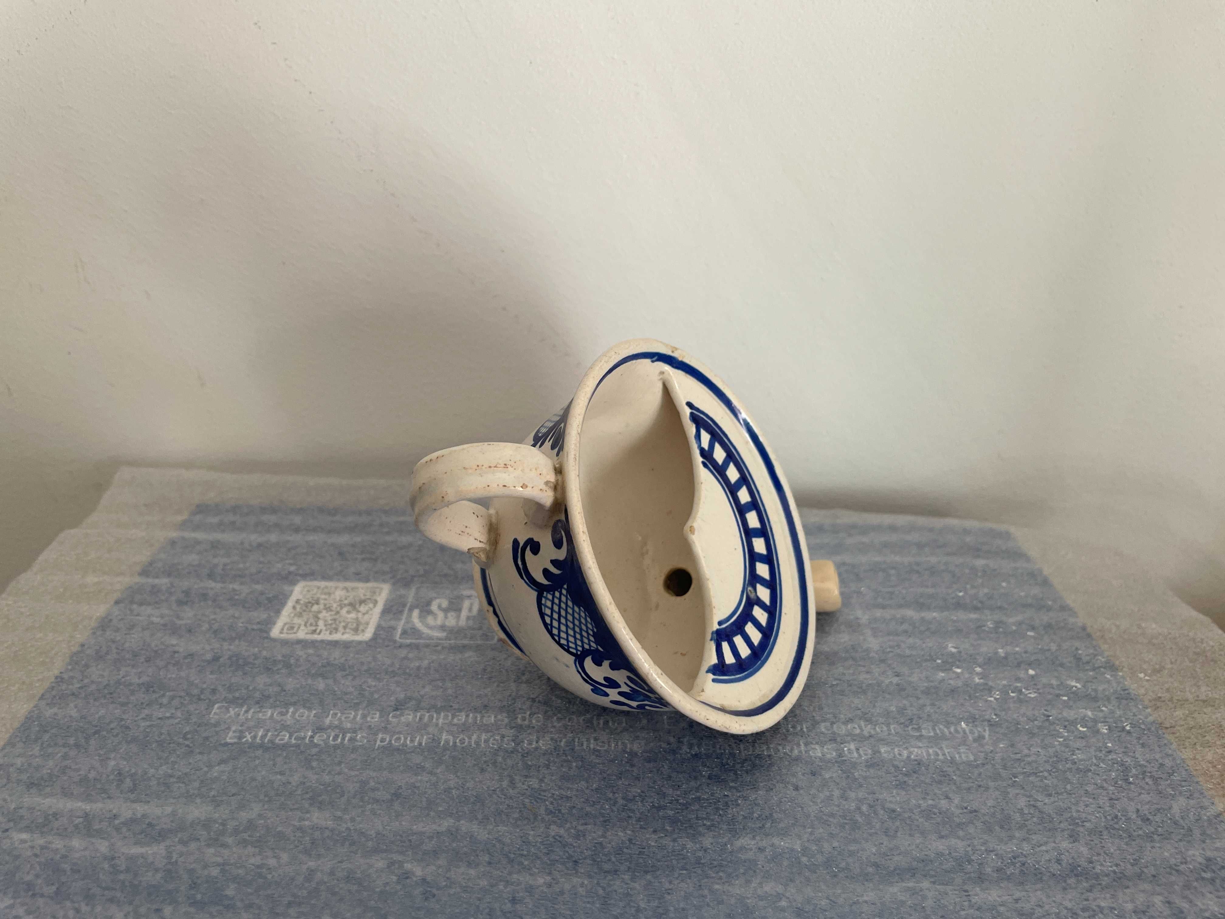 Bica de Caldo em Faiança com Restauro no Bico