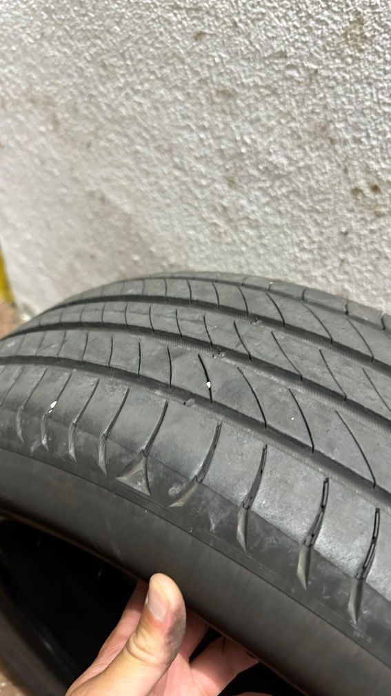2 pneus  Michelin e Tigar  muito pouco uso