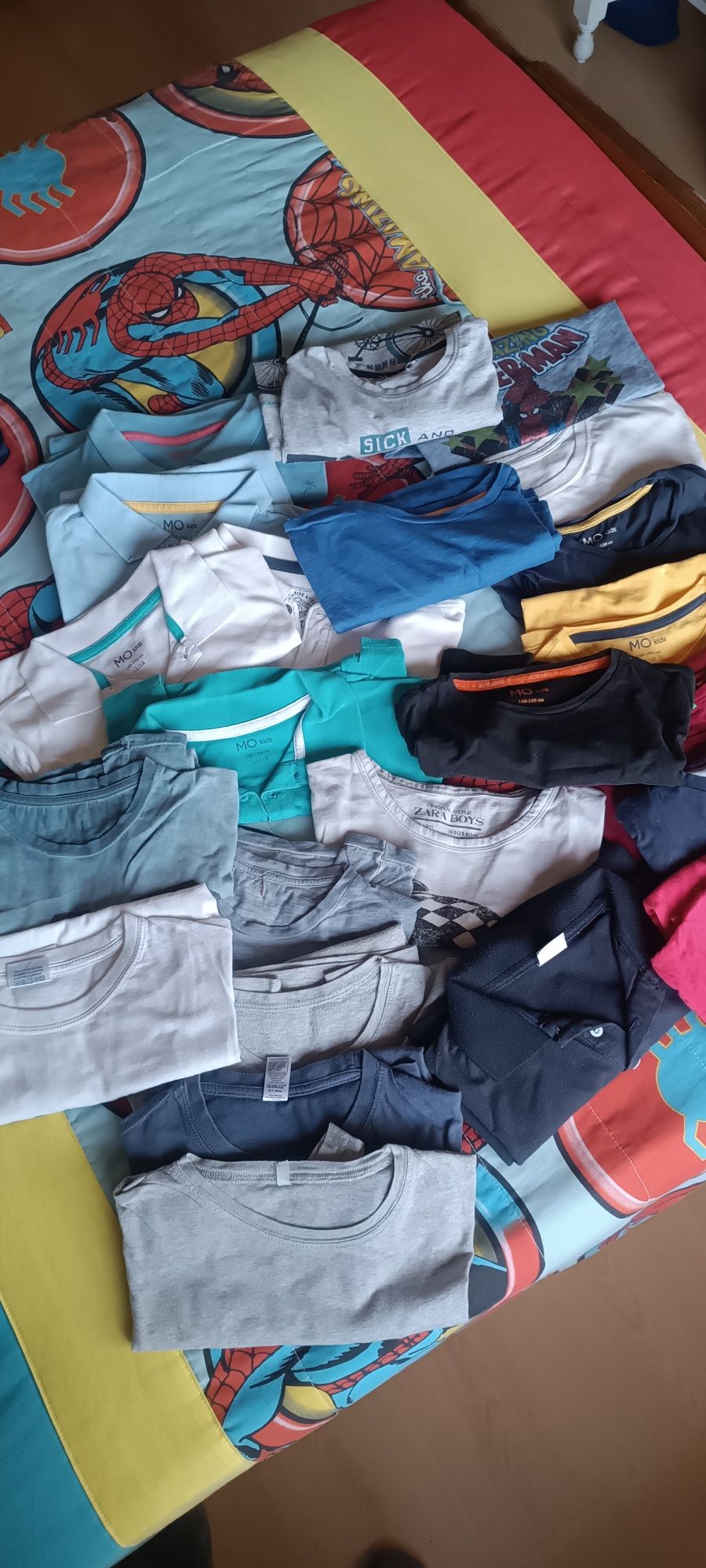 T-shirts criança usadas , vendo tudo por 25 euros