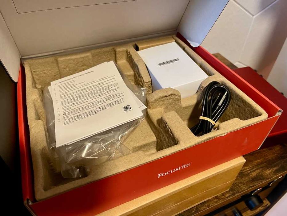 Equipamento: Interface Focusrite 8i6 e Monitors Yamaha HS4, como novo!