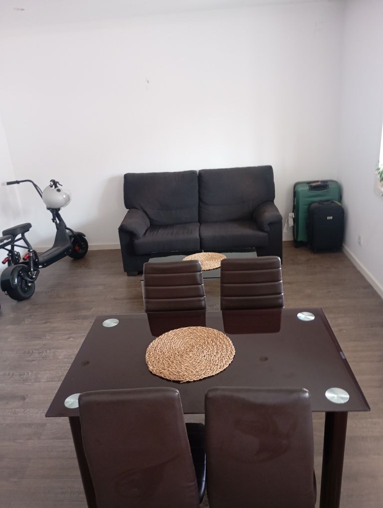 Mesa de Jantar com 4 Cadeiras – Moderna e Compacta