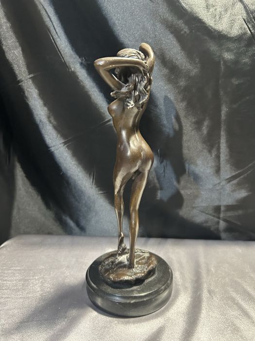 Akt Kobiety w Wyrafinowanej Pozycji brąz
