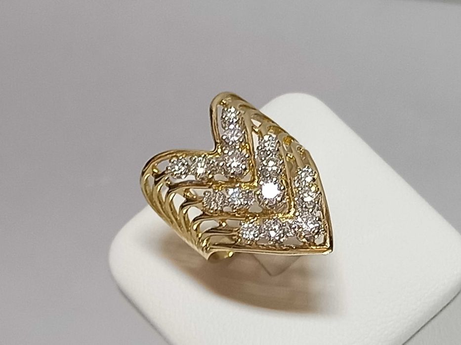 Pierścionek z diamentami, 0,9ct,  złoto 18K, 7,30 gram, II poł. XX w.
