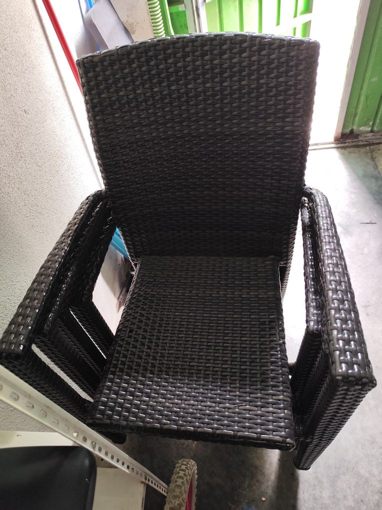 4 Cadeiras resistentes 15 € cada
