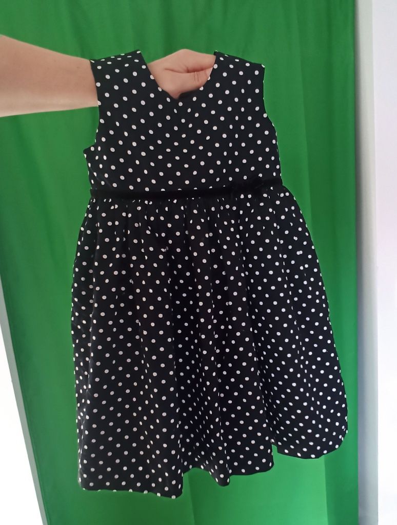 Piękna elegancka sukienka czarna w białe groszki kropki na ślub wesele