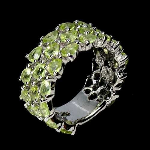 Серебряное кольцо с зеленым перидотом 3х4мм. Размер 18