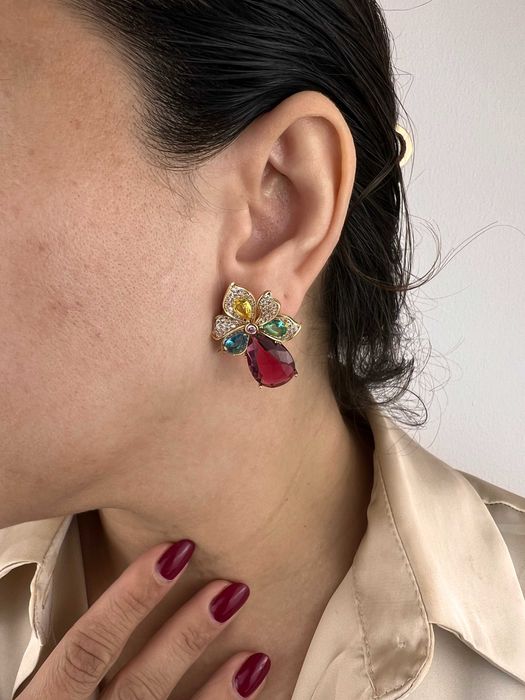 Brinco Majestade Perolada: A União Perfeita de Arte e Elegância