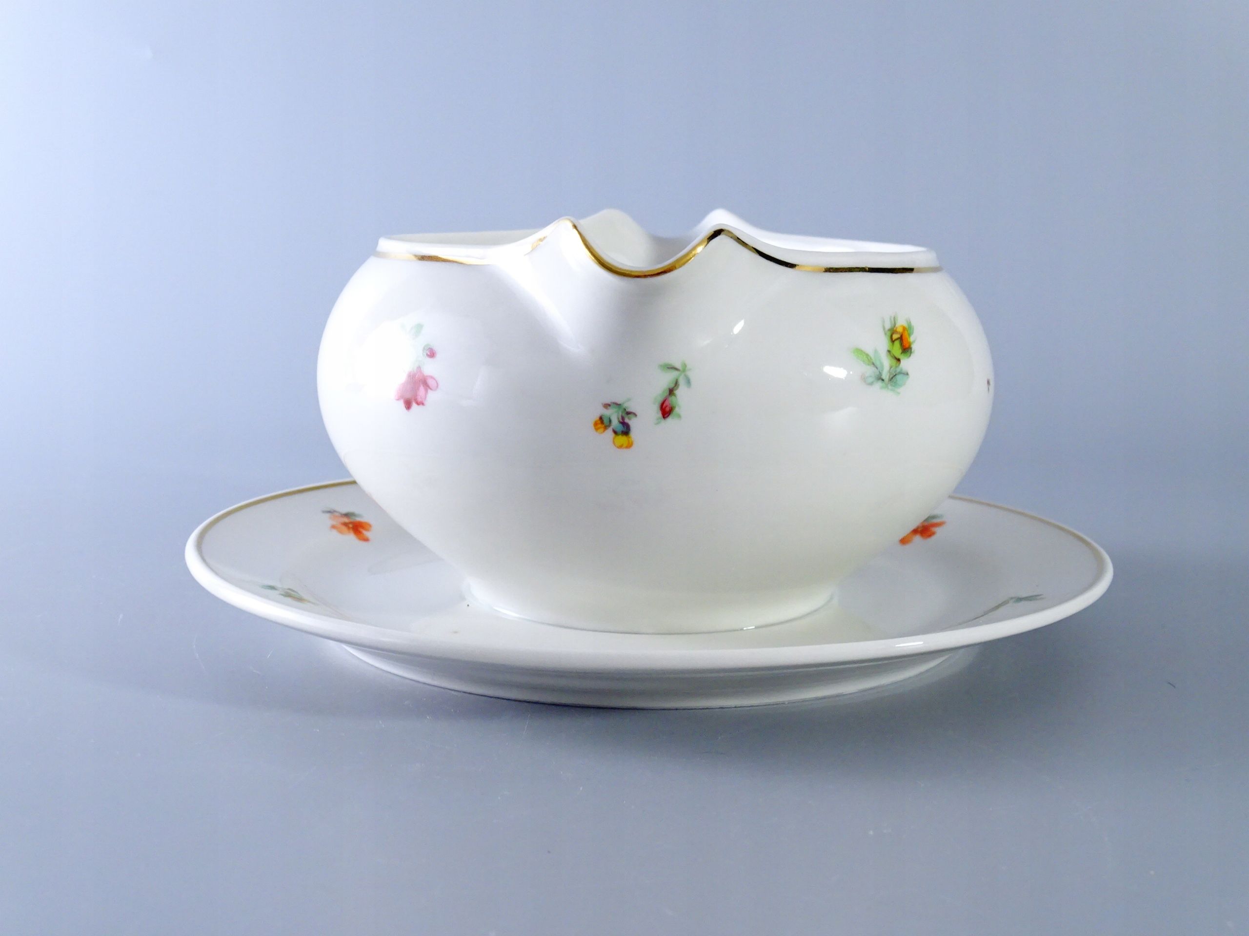 stara kremowa porcelanowa sosjerka