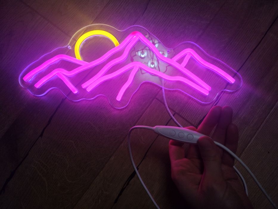 Neon LED, góry z zachodzącym słońcem
