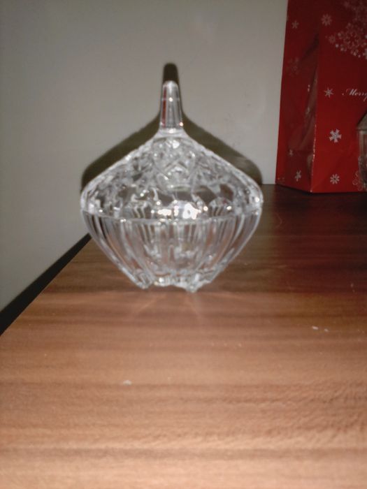 Pratos de aperitivos de vidro e bomboneiras de cristal