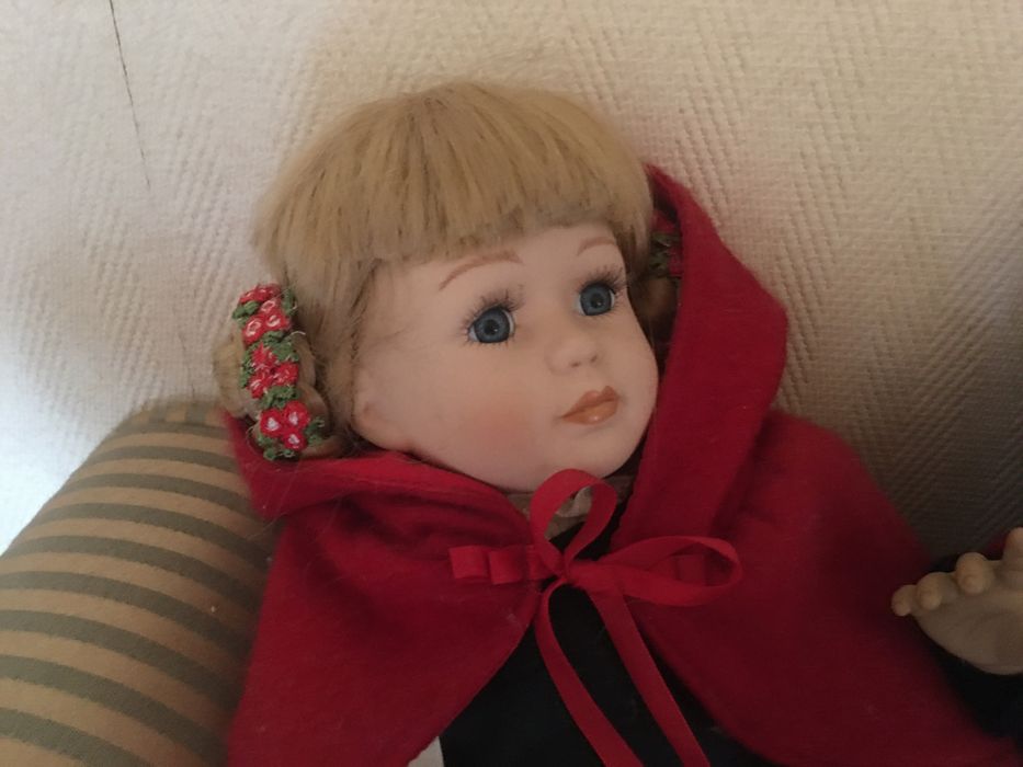 2 bonecas  diferentes