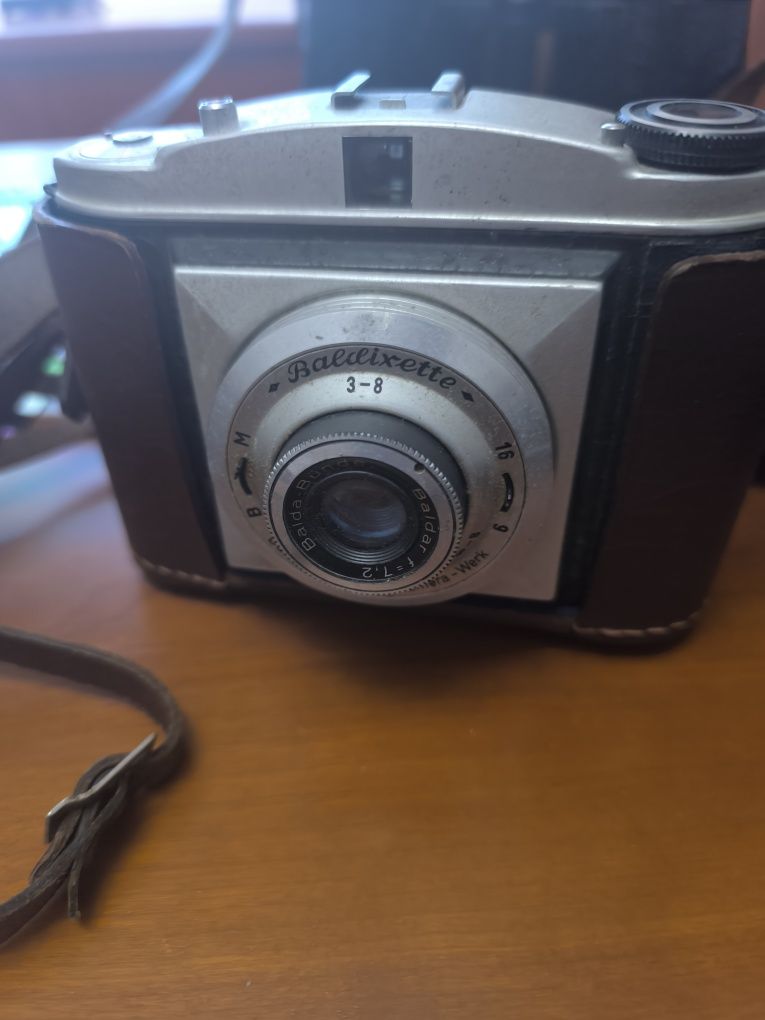 Binóculos, máquina fotográfica antiga e gira discos