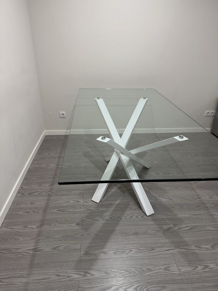Mesa de jantar de vidro e metal branco