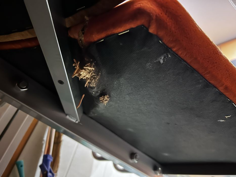 Мякий кухонний куток зі столом та двома табуретами