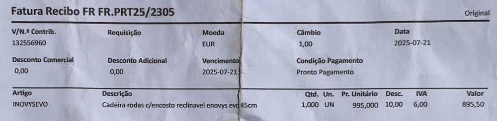 Cadeira de rodas com inclinação no encosto e com apoio de cabeça.