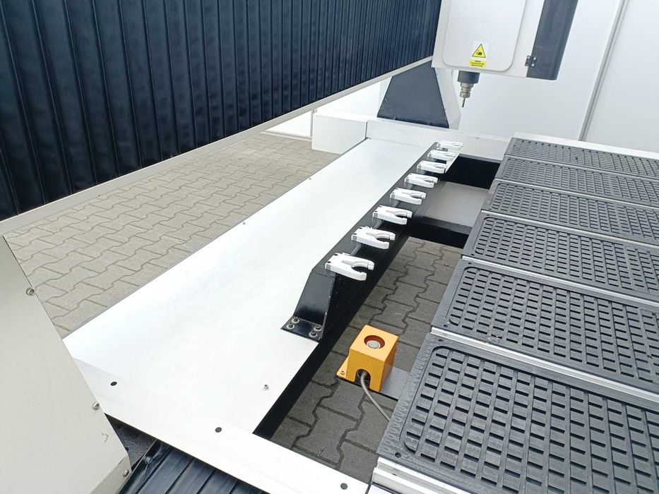 Ploter CNC 2130 wrzeciono 9kW ATC magazyn x8 napędy servo stół vacum