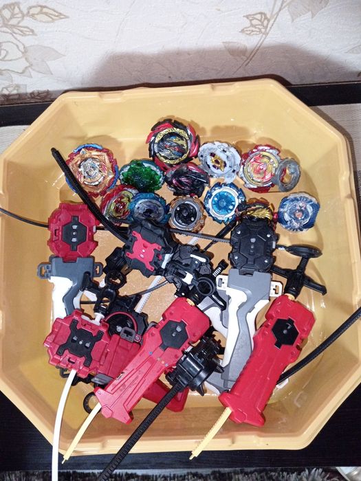 Колекція іграшок Бейблейд (Beyblade) та пускових пристроїв з ареною
