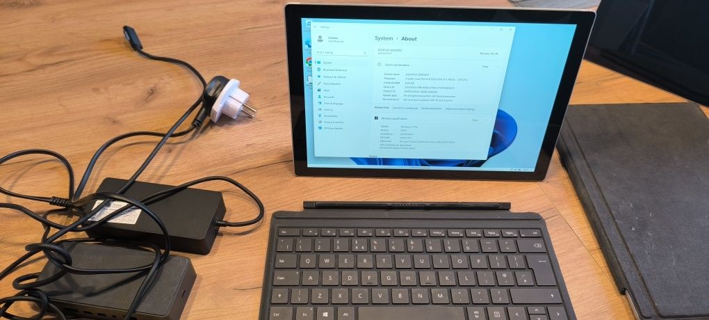 Surface pro 6 Intel Corel i5-8350U 230gb ładowarka ze stacją dokująca