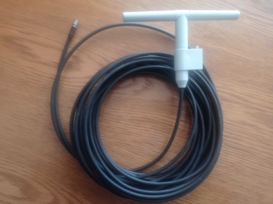 Antena LTE od internetu długi przewód ze zdjęcia