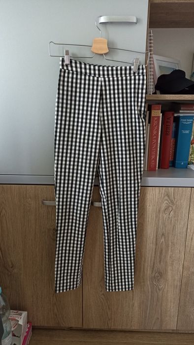 Spodnie damskie w krate czarno białe Stradivarius