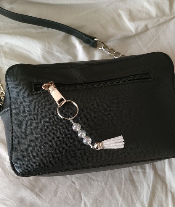 Porta chaves contas e berloque branco