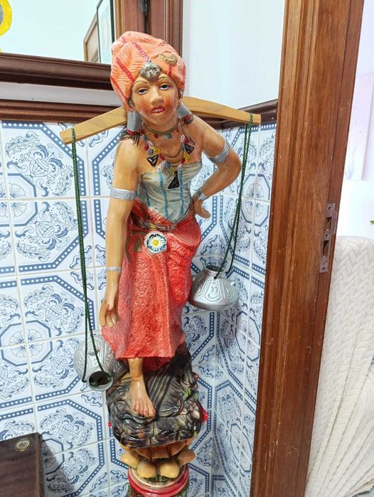 Vendo estátua com pedestal para decoração