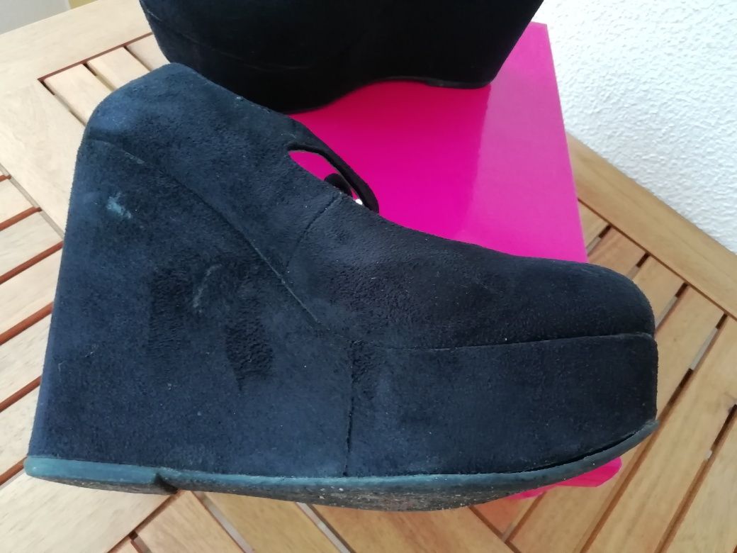 Sapatos em camurça preto