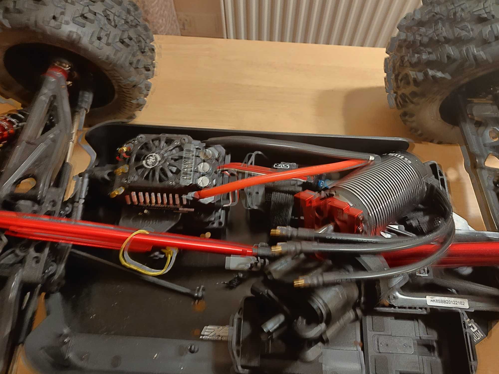 Model RC KRATON 8S 1/5 4WD EXTREME Bash Roller