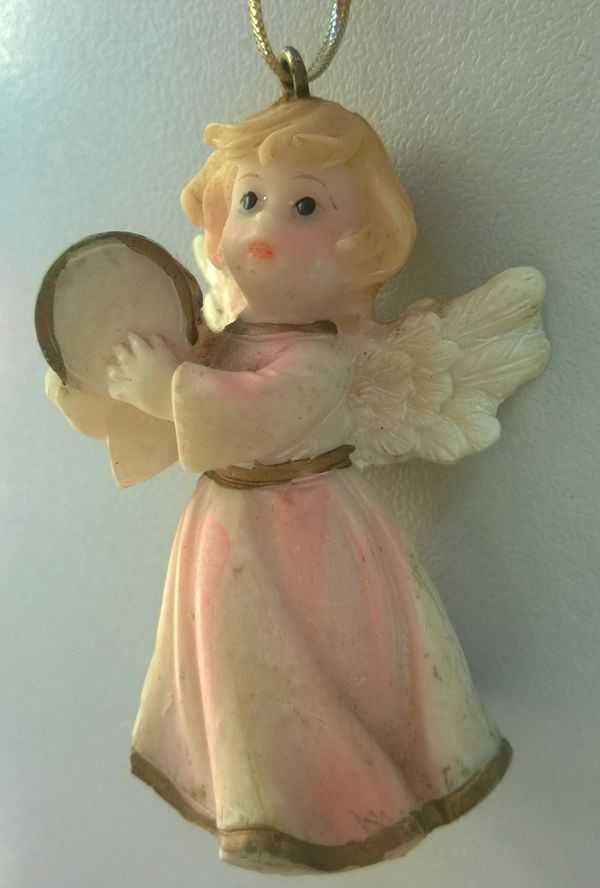 Figurki Figurka Aniołek z tamburynem do zawieszenia na choinkę 6cm