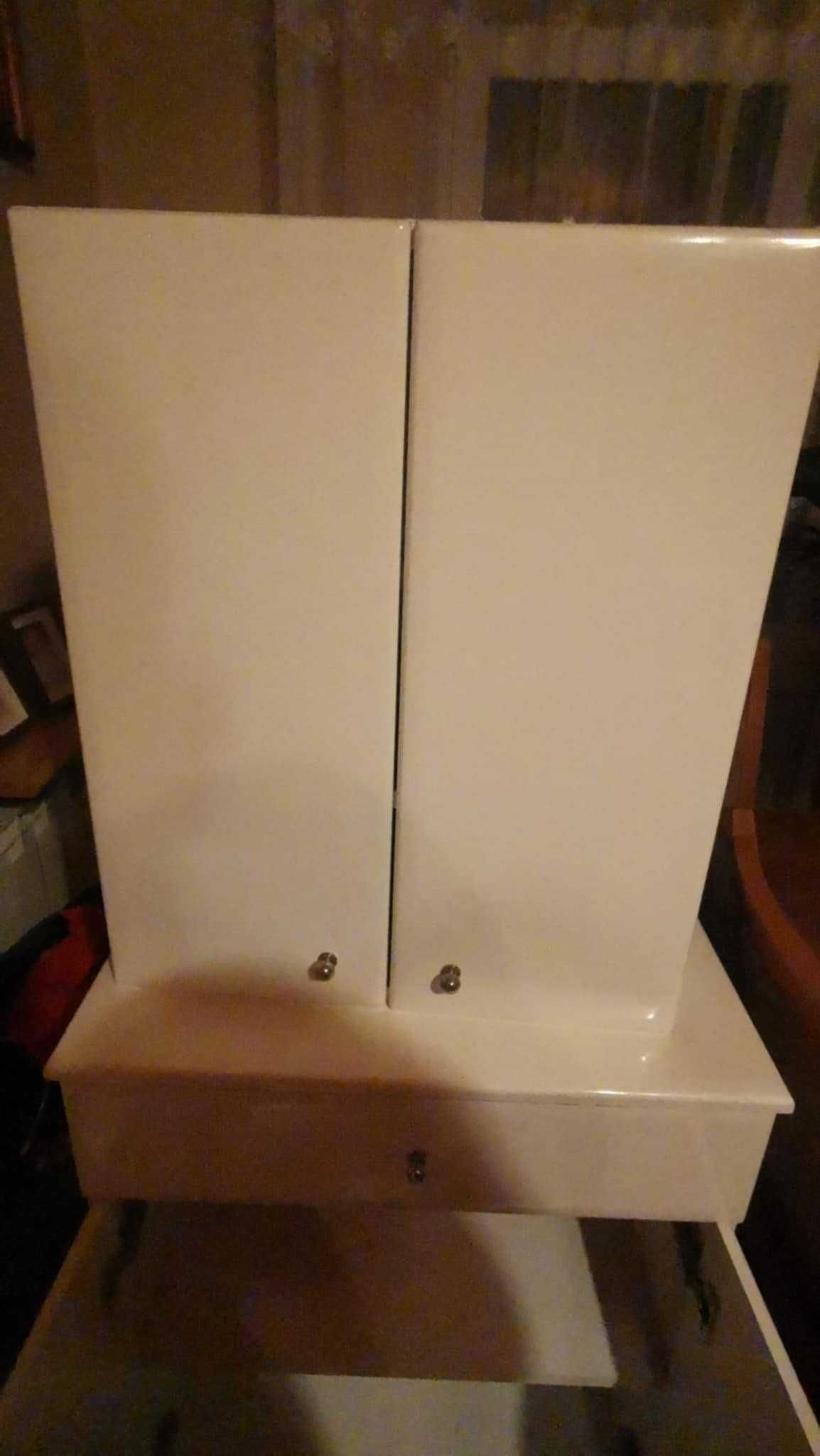 Biały zestaw szafek do łazienki