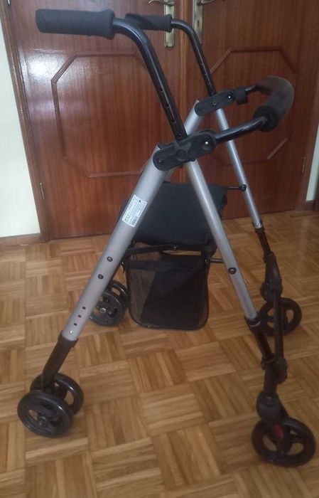 Andarilho de rodas, com travões por pressão, banco e cesta