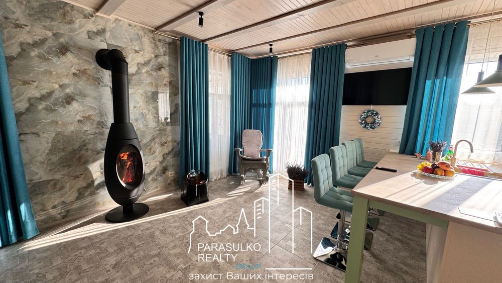 Продам сучасний будиночок за містом з неймовірними краєвидами на річку