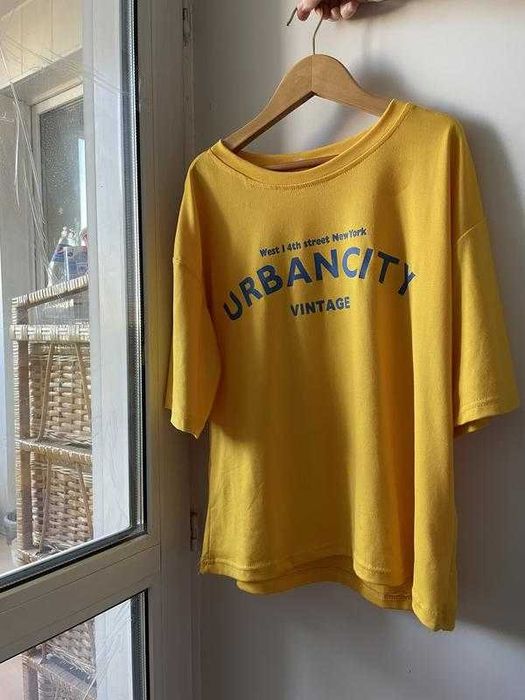 Яскрава жовта футболка з написом «Urbancity»