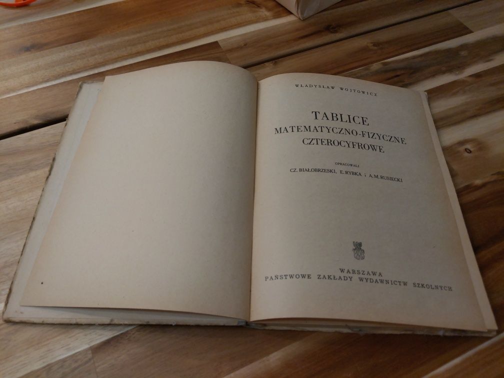 Tablice matematyczno-fizyczne  czterocyfrowe Władysław Wojtowicz