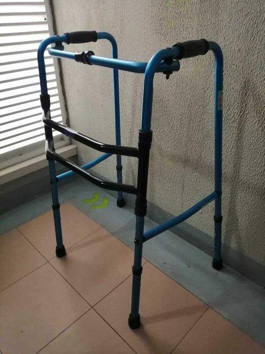 Andarilho articulado regulável em altura / Height-adjustable walker