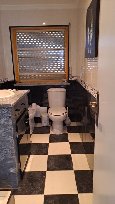 Arrenda se quarto com closet arrumos e casa de banho