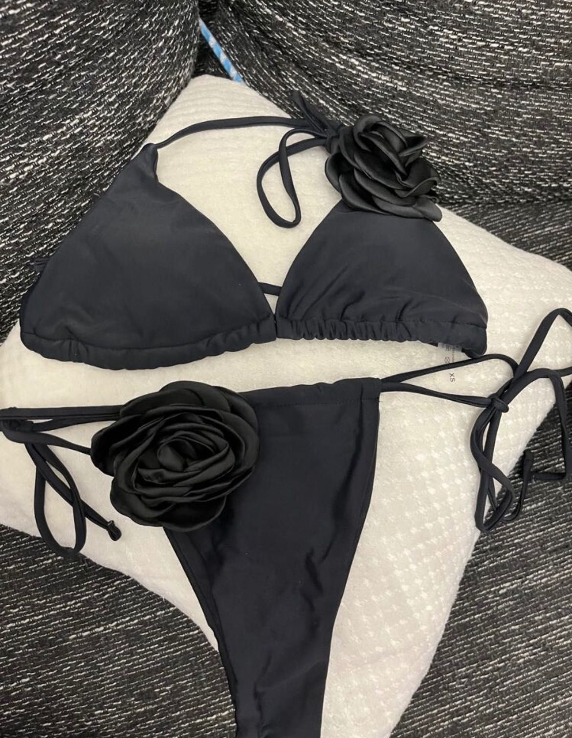Czarne bikini z różą