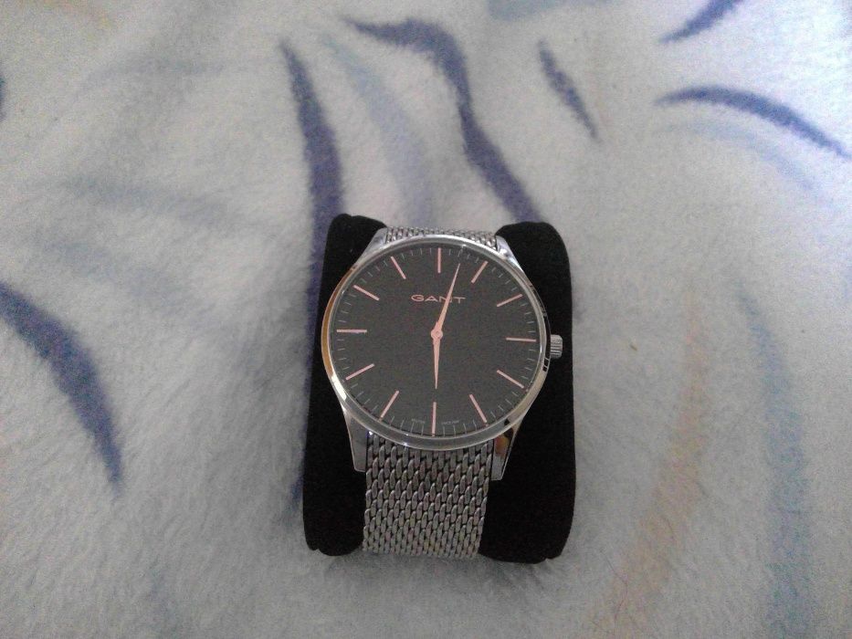 Relógio gant prateado fundo preto