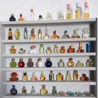 miniaturas perfumes  e expositores e fasciculos