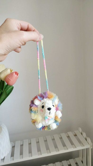 Jeż na szydełku, zawieszka, ozdoba na lusterko do auta