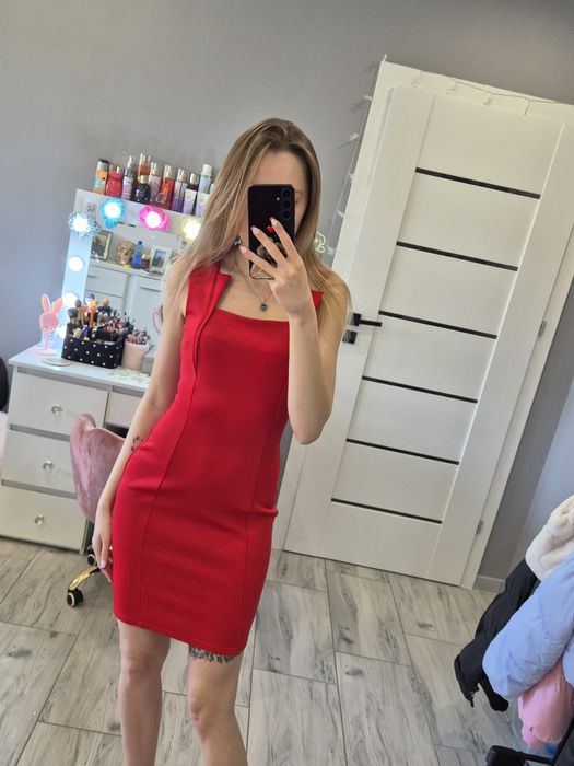 Krótka elegancka czerwona dopasowana sukienka