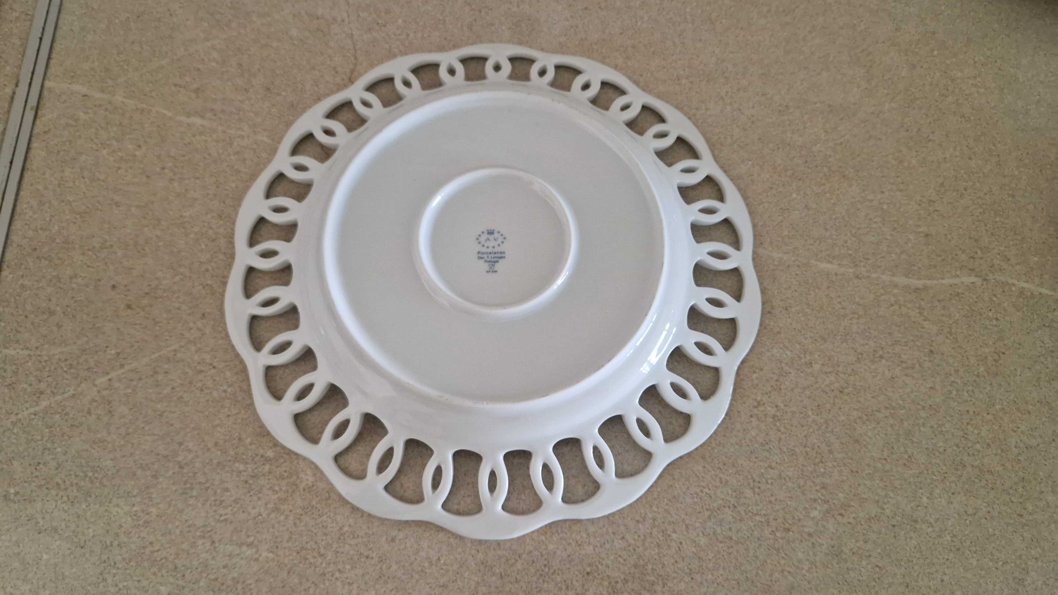 Prato decorativo de porcelana, T. Limoges, pintado à mão