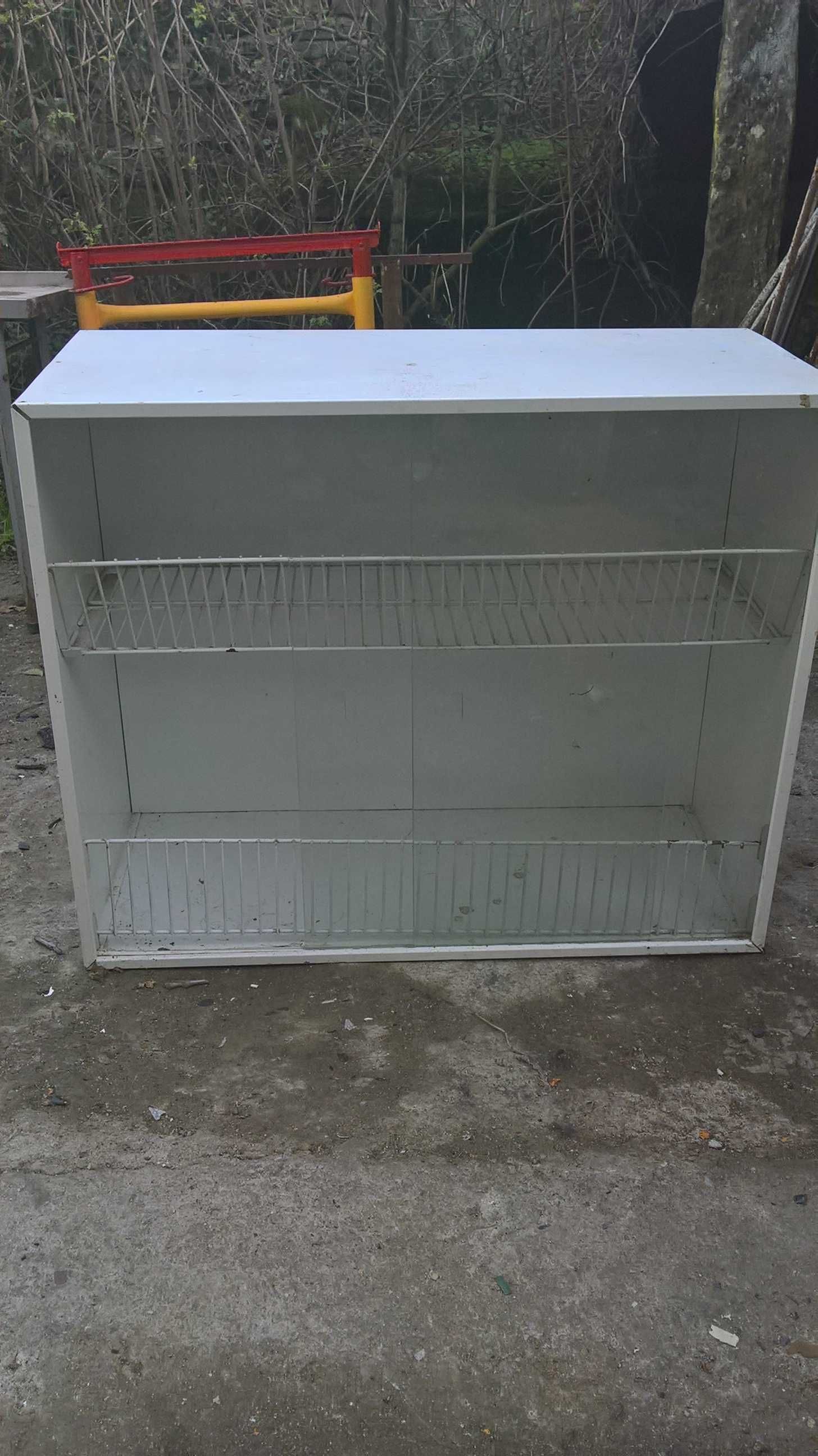 movel em metal com portas de correr em vidro