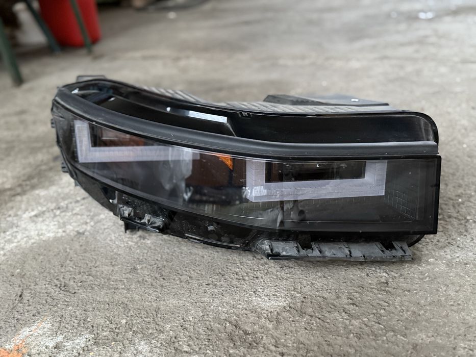 Права фара Ionik 5 2023 рік