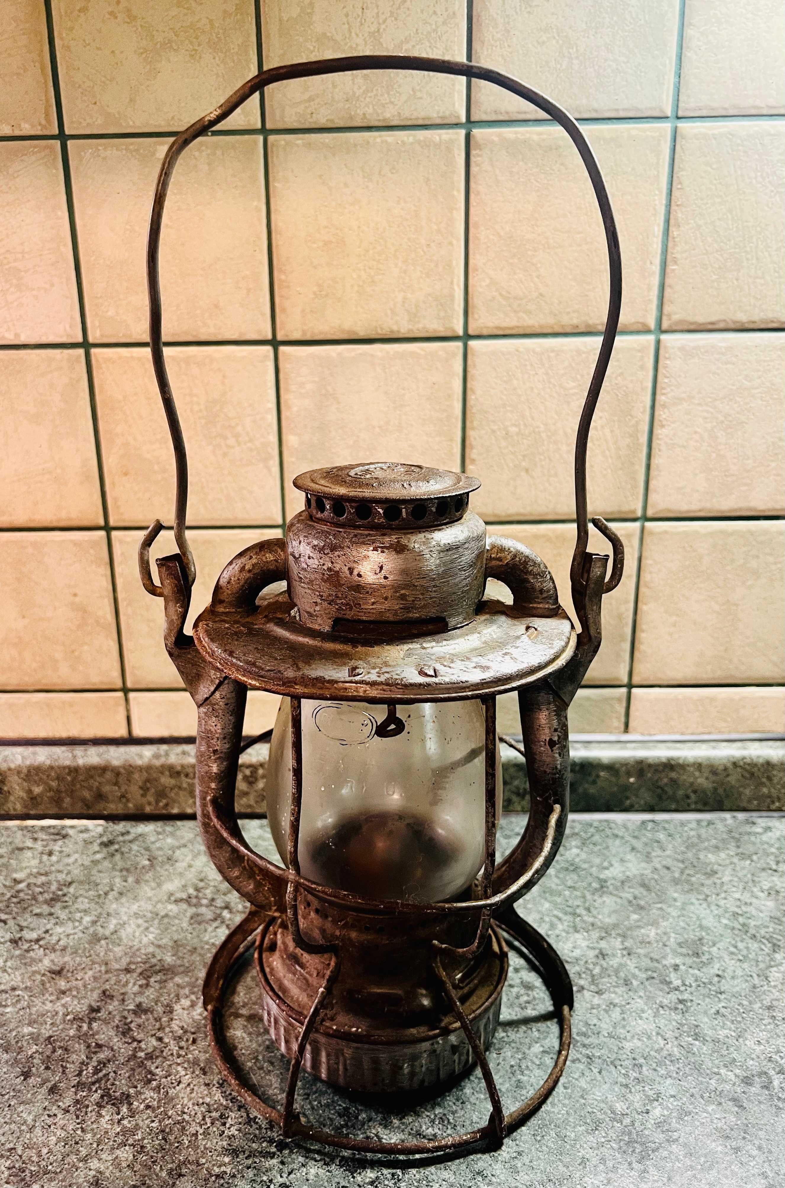Lampa naftowa wozowa DIETZ VESTA okres II Wojny Światowej z NY w USA