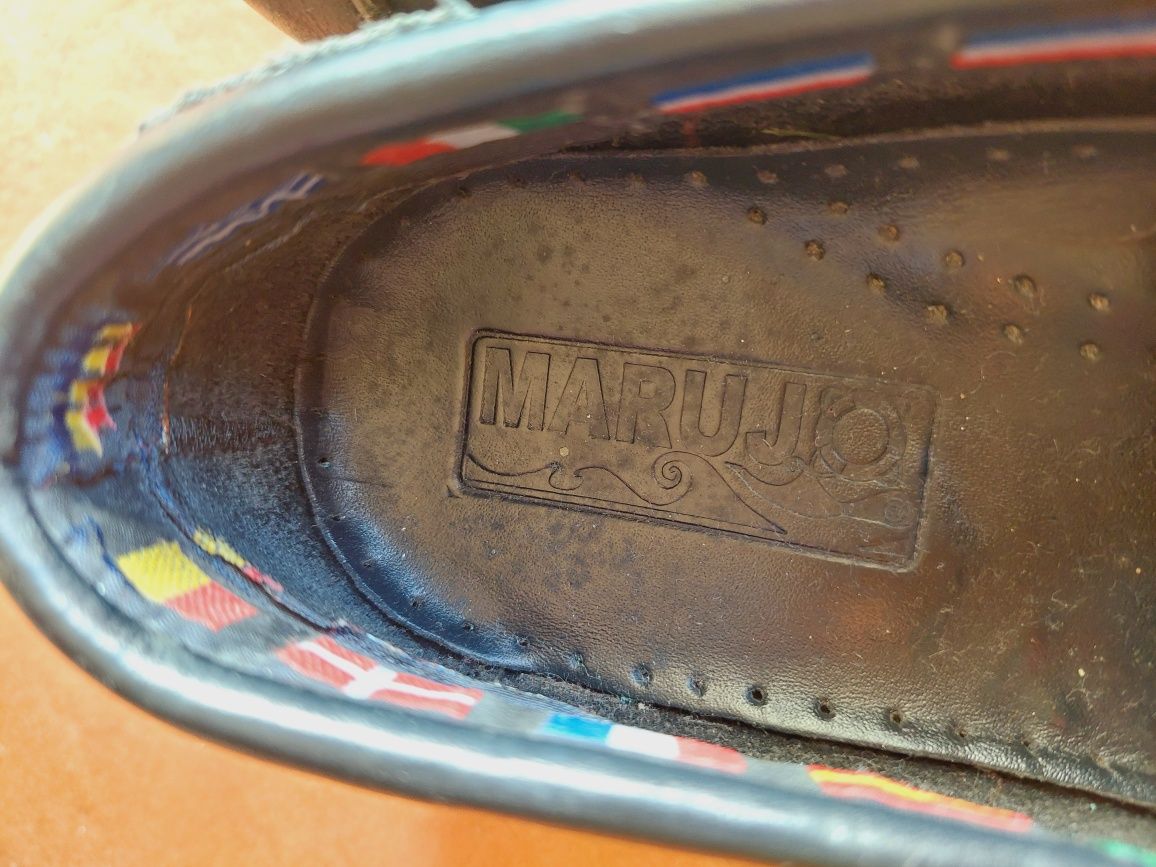 Sapatos azuis clássicos
