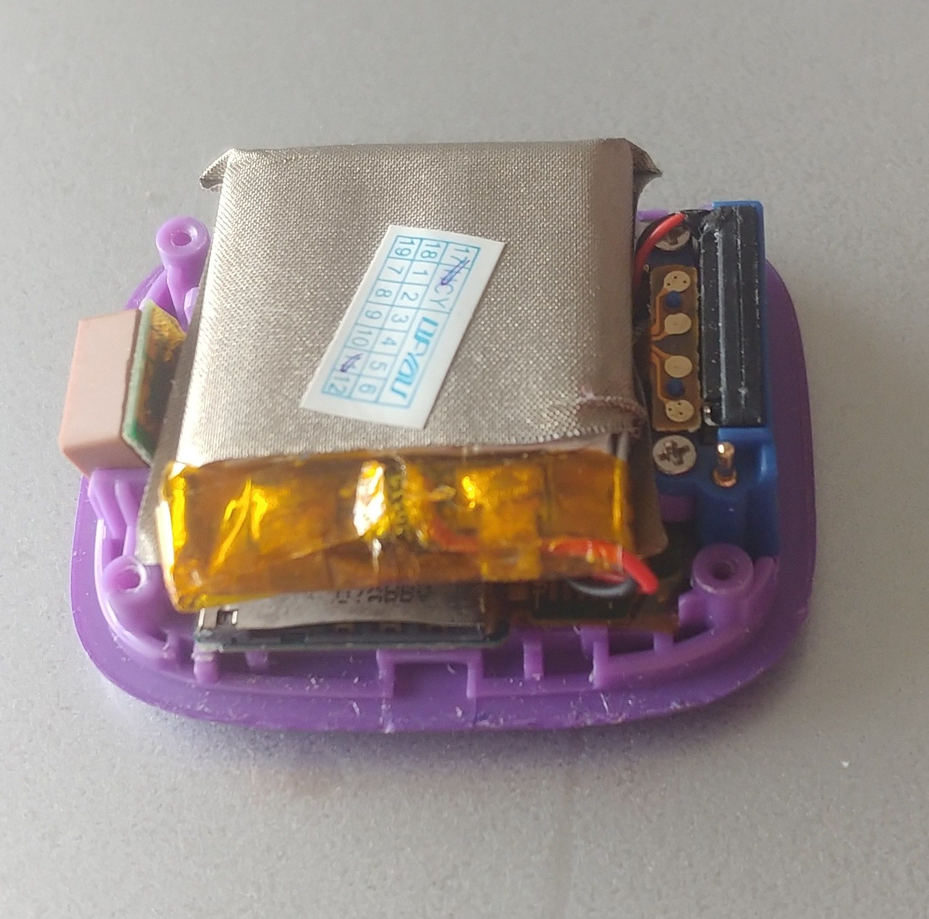 Zegarek na części, telefon GSM + GPS