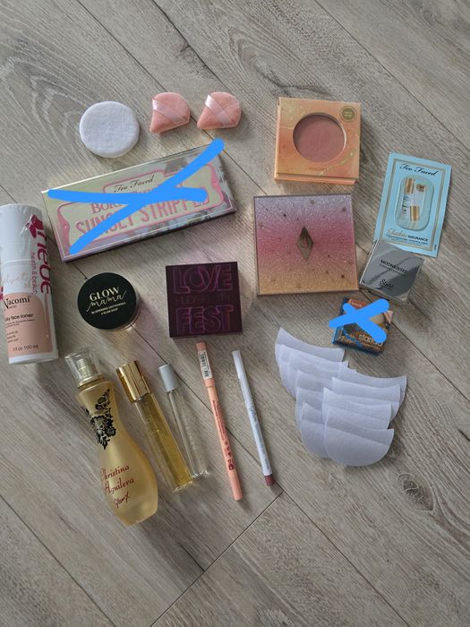 Zestaw kosmetyków do makijażu oczu, twarzy, pielęgnacja I perfum