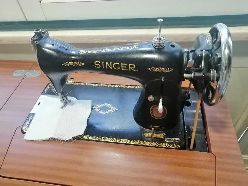 Singer com móvel, a funcionar